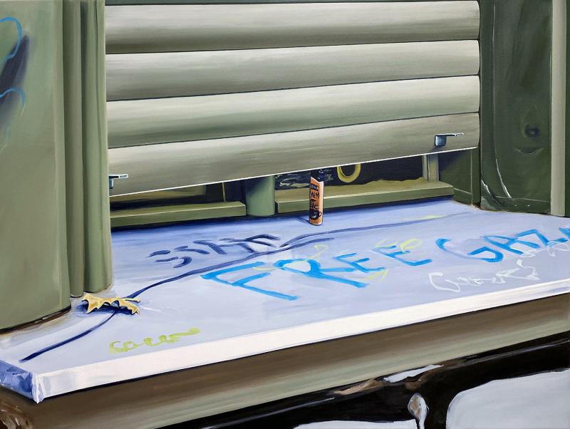 Ein mit Graffiti besprühter Metallladen mit der blauen Aufschrift „FREE GAZA“ ist halb geöffnet und wird von einem kleinen Feuerzeug festgehalten. Auf dem Sims liegt ein einzelnes, vertrocknetes Blatt.