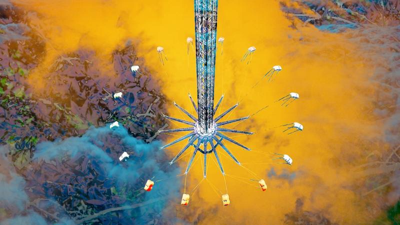 Auf dem Bild ist ein Filmstill zu sehen, der ein Riesenrad in Bewegung zeigt. Merit Fakler´s Ausschnitt einer Videomalerei.