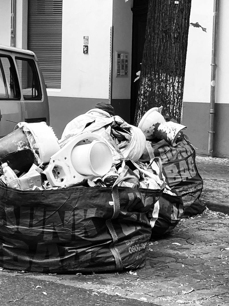 Ein Stapel Kloschüsseln in Müllsäcken, wohl Überreste einer Renovierung in Neukölln.
