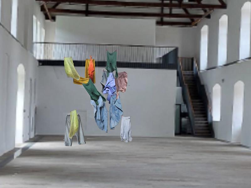 Installation mit Kleidern