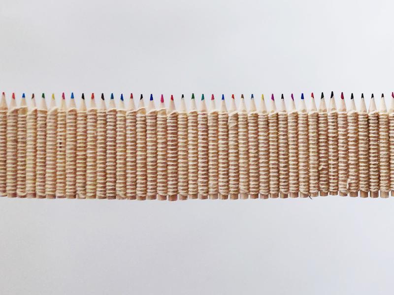 Ein gewebtes Textil bestehend aus Fäden und Stiften 