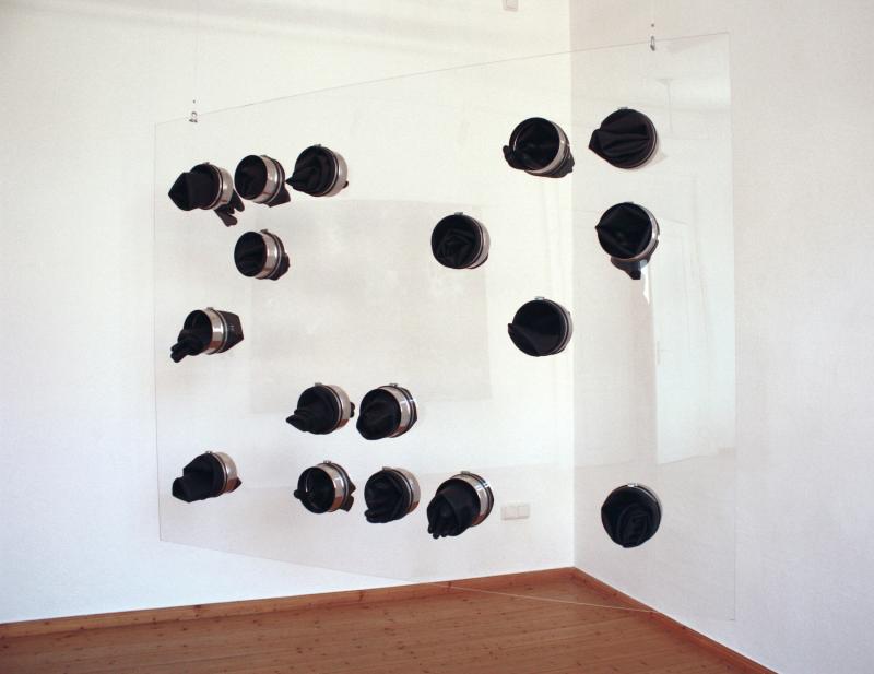 schwarze Gummihandschuhe eingelassen in eine Acrylglasscheibe, 200  x 150 x 30 cm, Ronny Lischinski