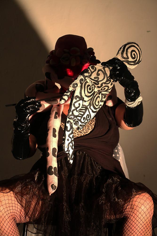 Alexandra Holownia in der Performance „Impossible“,  eine Puppe mit Klebeband umwickelt