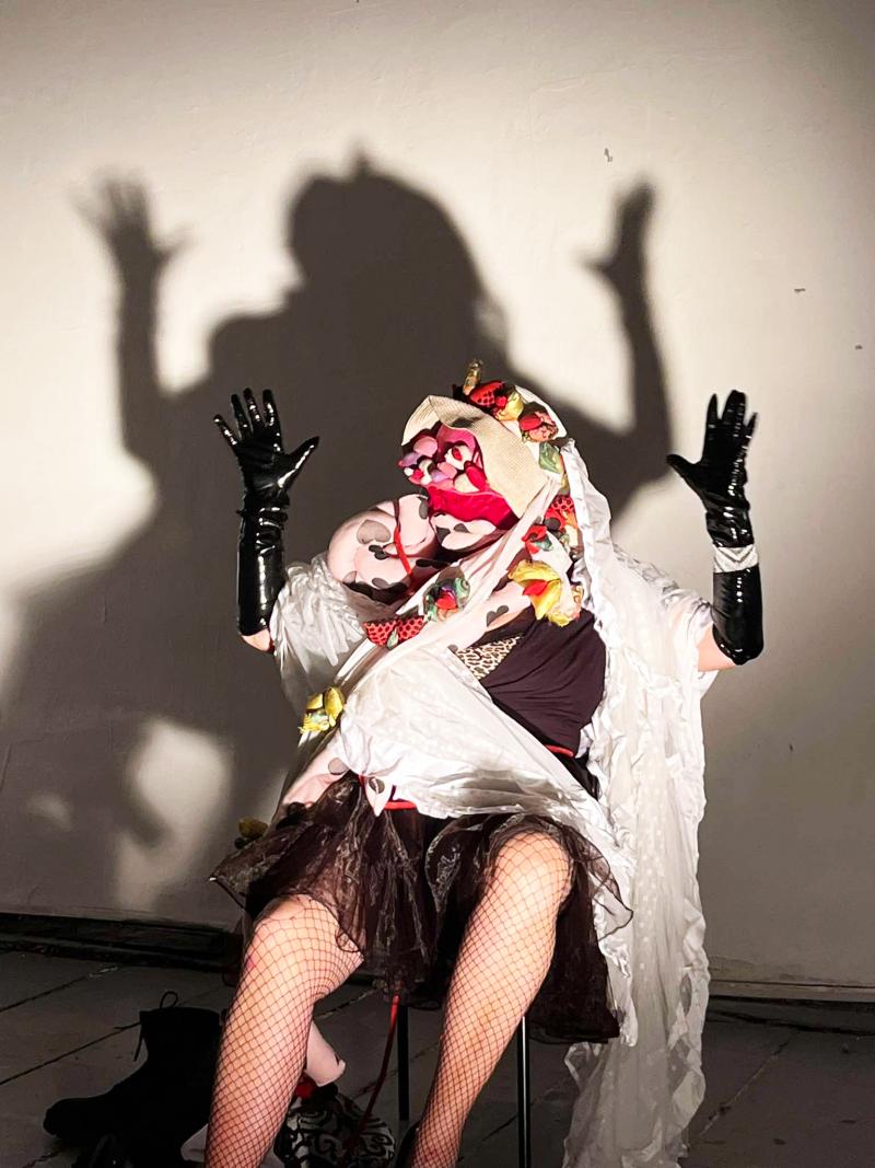Alexandra Holownia spielt in einem Fetisch Kostüm und genießt Latex Handschuhe. Leider ist ihr Kostüm unvollständig, da sie aufgrund ihrer Behinderung keine Schuhe mit hohen Absätzen tragen kann.