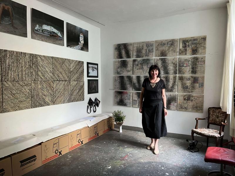 Almyra Weigel in ihrem Atelier im Atelierhausschönstedtstr. 13 Berlin neukölln
