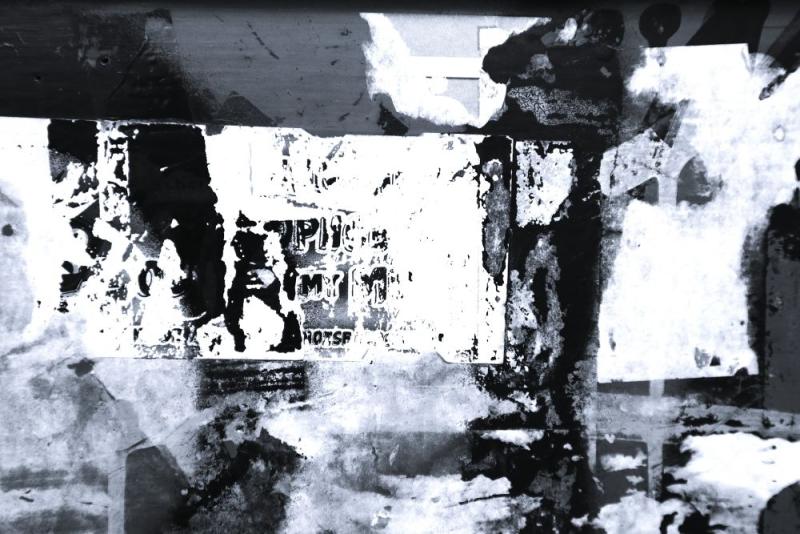 Abstrakte Textur aus fotografierten und bearbeiteten Plakatpalimpsesten aus dem Stadtraum, die die Themen der Performance „The Burrow Project“ – Innen, Außen sowie Kontrolle und Kontrollverlust – reflektiert.