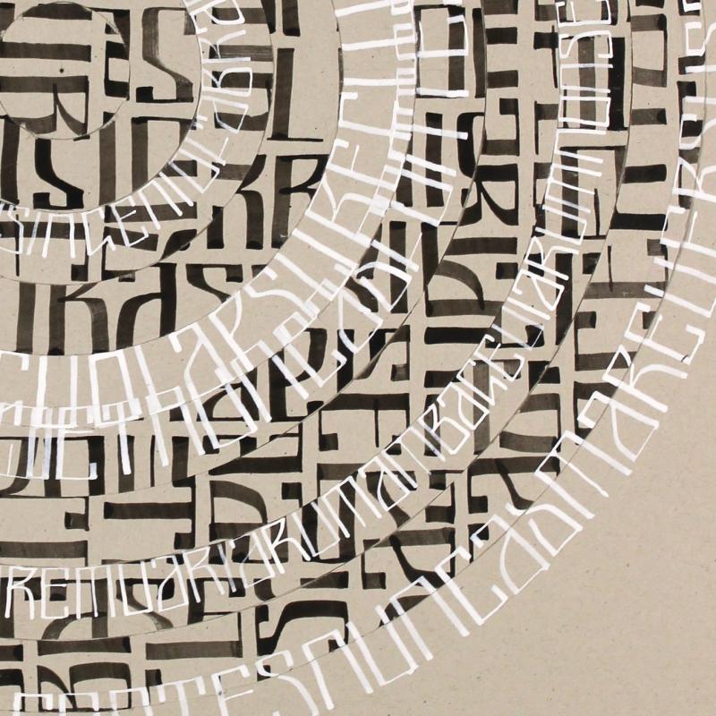 Detail einer kreisförmigen Schriftkomposition mit Zeichen in Grau, Schwarz und Weiß.