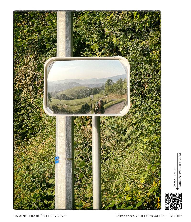 Ein Spiegel auf der Via Podiensis in Frankreich nähe Etxebestea