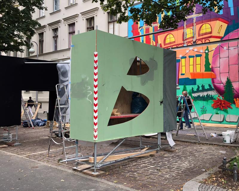 Ansicht einer Installation vor dem Museum Urban Nation