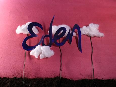 Das Wort Eden geschrieben mit Wolken und rosa Hintergrund.