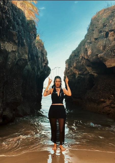  Foto aus Videopeformance "Iam the Chamsa of my roots" Carla Nunes ist in einer Bucht und hält eine Hand aus Draht hoch.