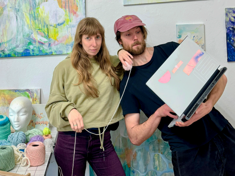 Auf diesem Bild sind die beiden Küntler:innen Hanna und Tim zu sehen.