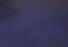 ein warmes blau eines Himmels in der blauen Stunde mit violettstich