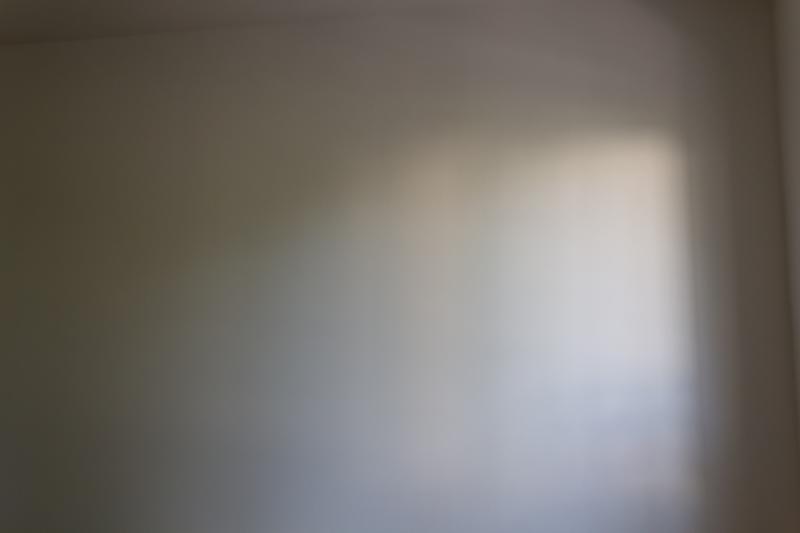 Sich brechendes Licht fällt auf eine weiße Wand.