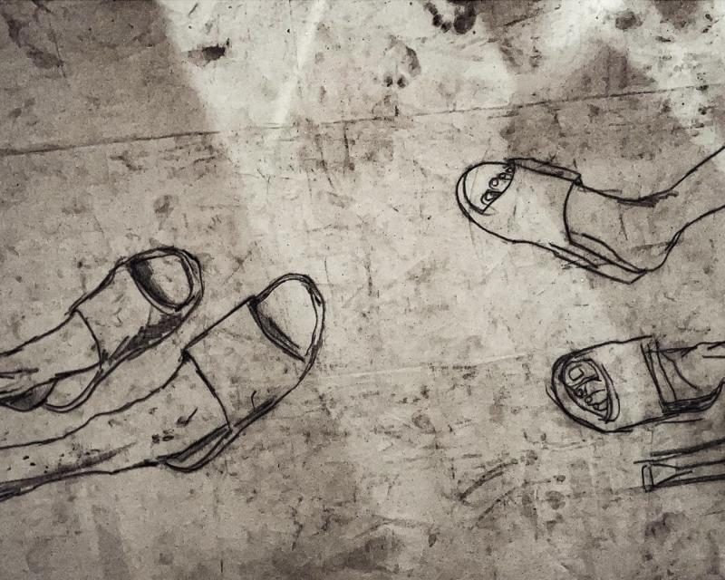 Handgezeichnete, abstrakte Kohleskizze auf Leinwand: zwei Paar Füße in Sandalen, rechts und links asymmetrisch angeordnet. Grobe Linien, Schmutz und Farbflecken erzeugen organischen Effekt. 