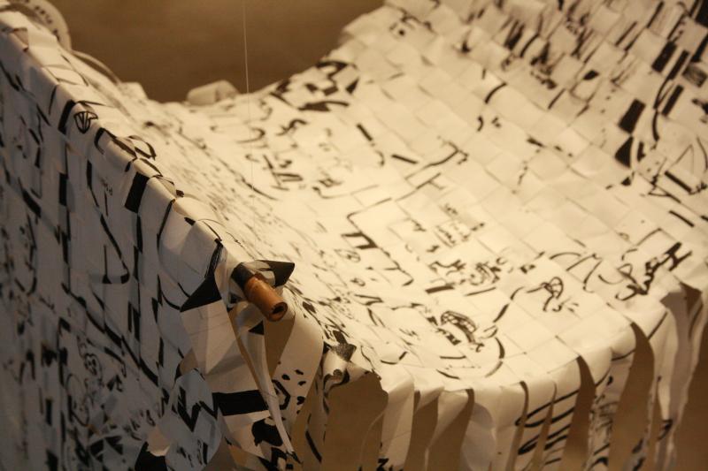 Bild einer gewebten und schwebenden Papierinstallation 