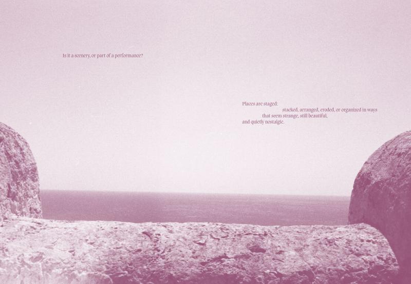 Blick über das Meer eingerahmt von Steinen