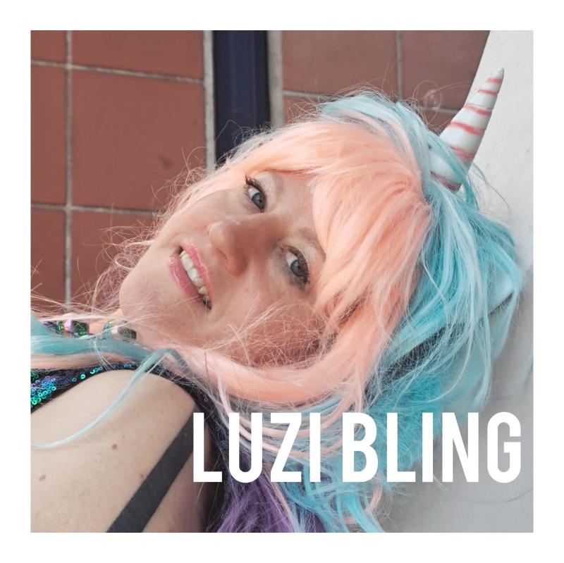 Luzi Bling mit rosa-türkisfarbener Einhornperücke, surreal inszeniertes Portrait 