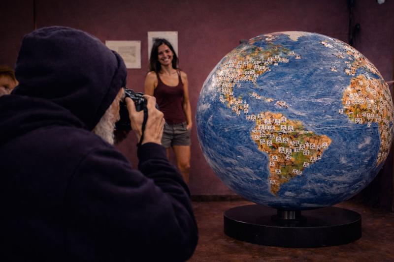 Der Künstler fotografiert Besucher mit einer Thermokamera, die das Bild sofort ausdruckt. Jede Person platziert ihr Porträt auf dem Land, mit dem sie sich identifiziert. So entsteht nach und nach eine menschliche Weltkarte aus Gesichtern.