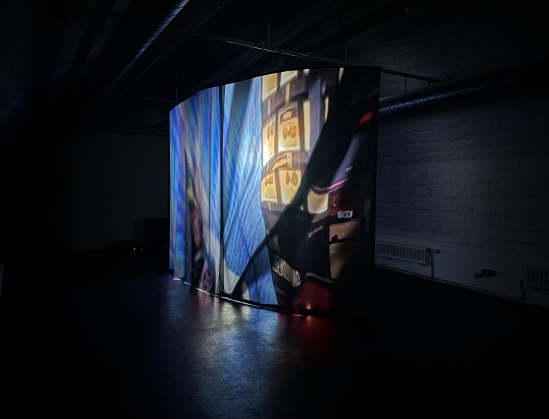Ausstellungsansicht, blau gelb durchzogenes Motiv, verzerrte Perspektive