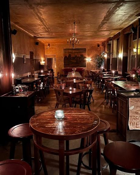 Alter Roter Löwe_Bar in Rixdorf_zweiter Saal und Bühne