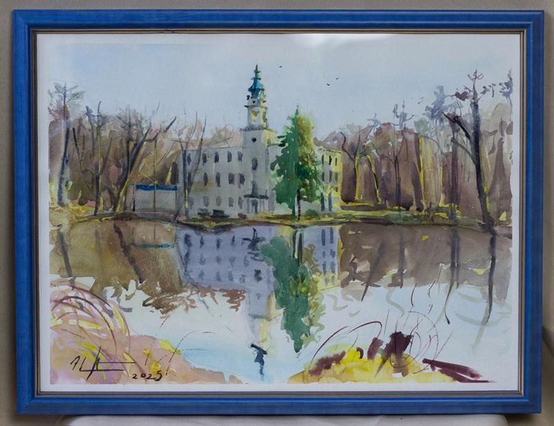 Aquarellgemälde des Schlosses Dammsmühle, umgeben von Bäumen in einer Waldlandschaft. Im Vordergrund befindet sich ein Teich, in dem sich das Schloss und die Bäume spiegeln. Das Bild ist in einem blauen Rahmen eingefasst.