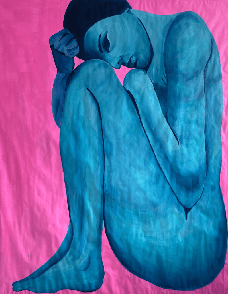 Pinker hintergrund komplett gefüllt, eine weiblich gelesen Figur in blau Tönen nackt in einer aufrechten Embryohaltung sitzt eingeengt in den Grenzen des Bildes.