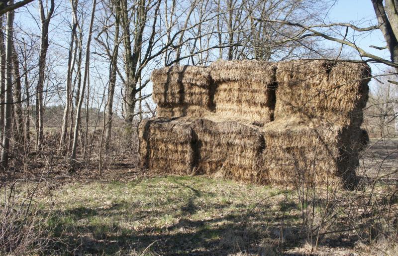 Strohbündel auf dem Land, gestapelt