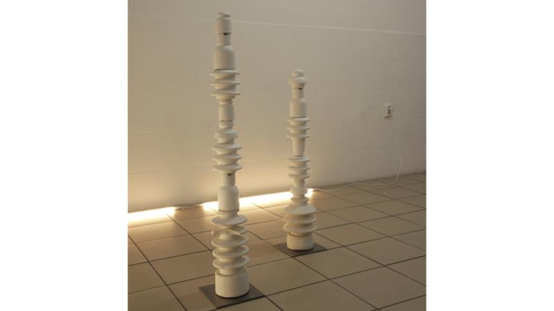modulare säulenartige skulpturengruppe weiß