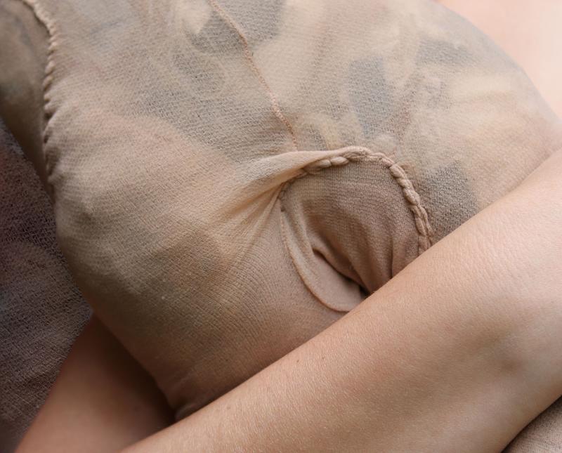 Nackte Haut und textiles Objekt