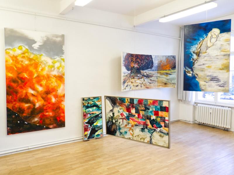 5 großformatige Bilder in Gruppenhängung