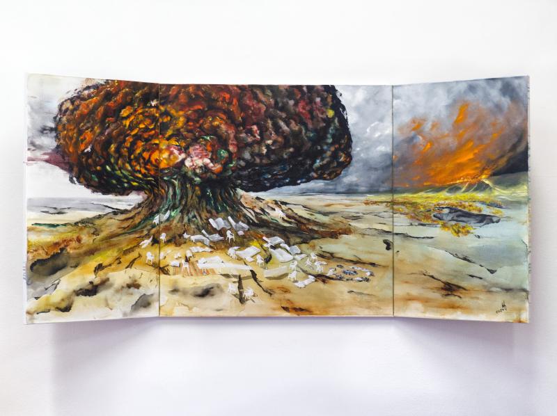 Ein Tryptichon Bild einer großen Explosion in karger Landschaft