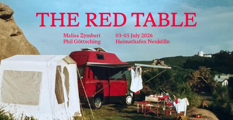 Sonntagmorgen auf Familienausflügen durch Frankreich mit dem Roten Campingtisch. / A Sunday morning during the family trips around France with the Red Camping Table. 