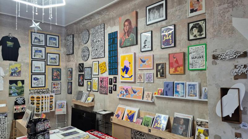 Galerie Moodbild einer Gruppenausstellung mit 20 verschieden Künslern .