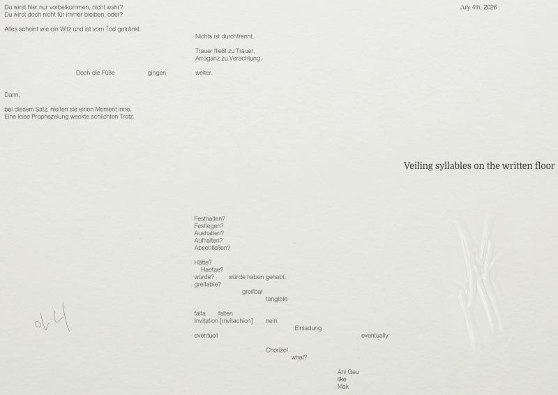 Eine minimalistische, weiße Leinwand oder Papierfläche mit verstreuten Textfragmenten in Schwarz. Oben links befinden sich deutsche Sätze über Vergänglichkeit, während in der Mitte und unten verschiedene Begriffe auf Deutsch, Englisch, Koreanisch und Spanisch wie in einer Wortwolke angeordnet sind. Rechts steht der englische Titel „Veiling syllables on the written floor“. Eine dezente, transparente Prägung oder Struktur ist auf der rechten Seite erkennbar.