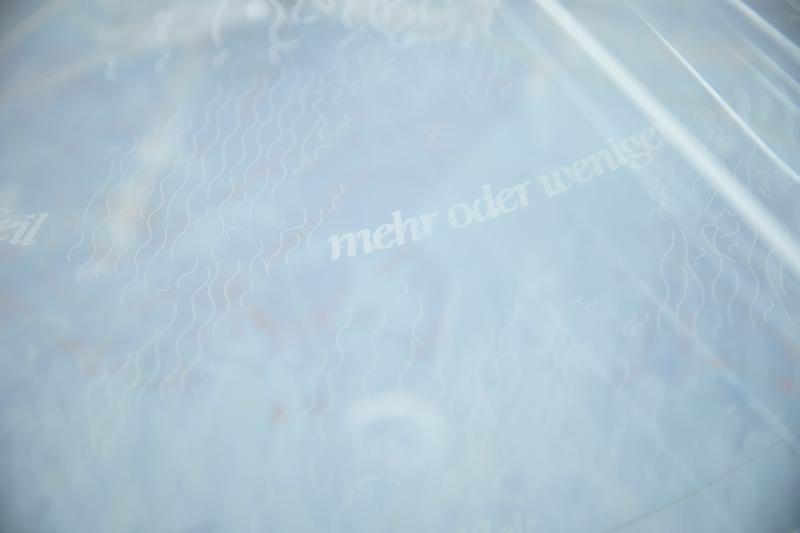 Close up der Installation "Flowing Gesture". Zu sehen ist ein Textfragment: " mehr oder weniger"