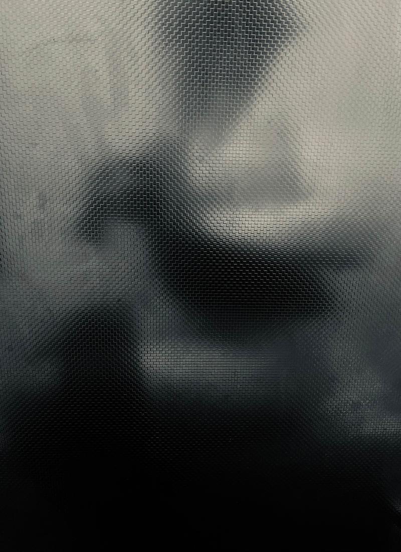 Schwarz-weißes Spiegelbild einer weiblichen Figur in Metall