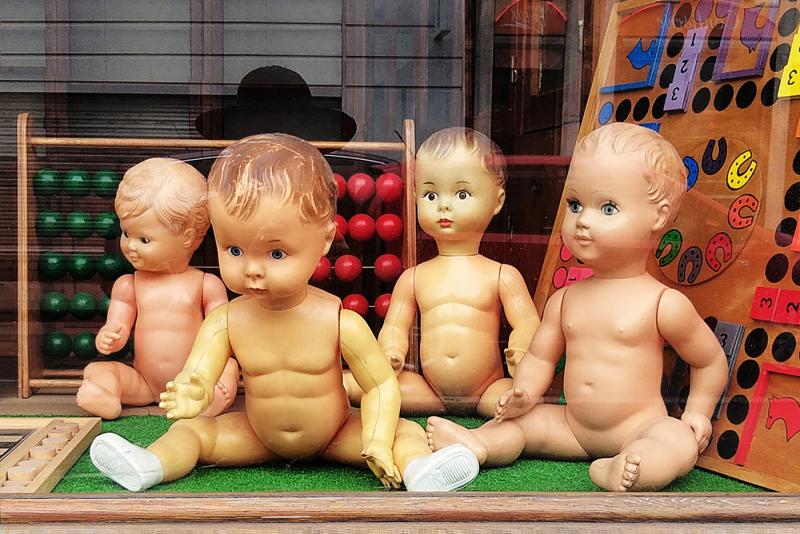 4 alte nackte Puppen aus den 50ger Jahren in einem Schaufenster.
