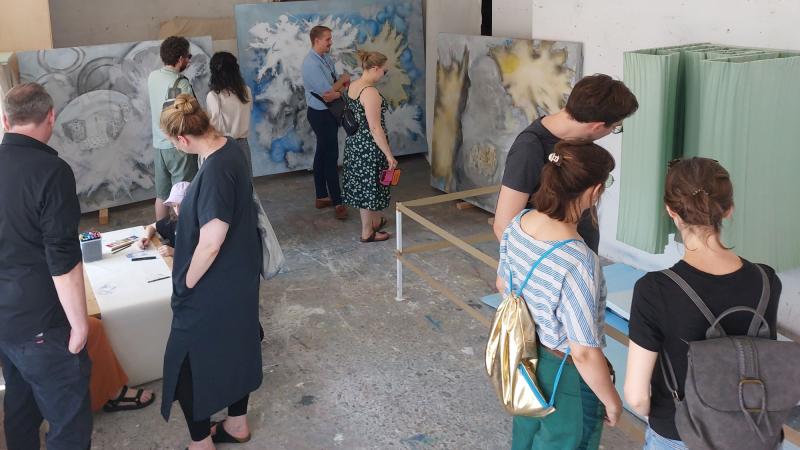 open studios bei 48h Neukölln im Atelier von O.Oefelein. Besucher gucken sich im scheinbare Faltenwürfe an. Diesen ist die Bewegung mit einem heißen Draht "ins starre Material geschrieben worden". Im Hintergrund befinden sich mehrschichtige Übermalungen die sich teilweise über Jahrzehnte in einem fortlaufenden Prozess entwickeln.