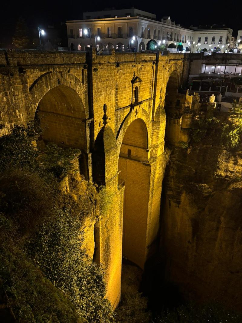 Ronda, durch die legendäre Brücke zur  Plaza de Toros de Ronda