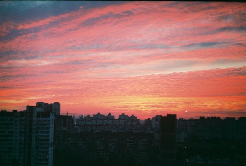 Ein rosafarbener Sonnenuntergang über dem linken Ufer von Kyjiw