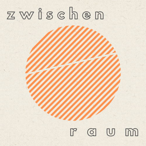 Logo des Kollektivs zwischenraum. Zu sehen ist ein orangefarbener Kreis aus diagonal verlaufenden Streifen, die circa mittig einmal unterbrochen werden. Links oben und rechts unten stehen die Worte "zwischen" und "raum". 
