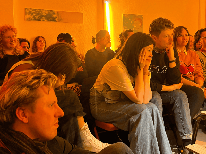 Das Publikum in den Silberstein Studios während einer Lesung