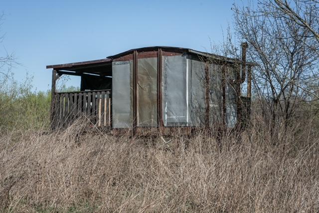 einfaches Haus auf trockenem Gras mit blauem Himmel