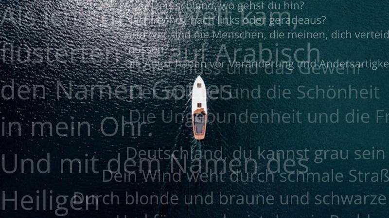 Ein Boot von oben fotografiert, auf den grün-blauen Wellen liegen leicht transparent mehrere Gedichtzeilen