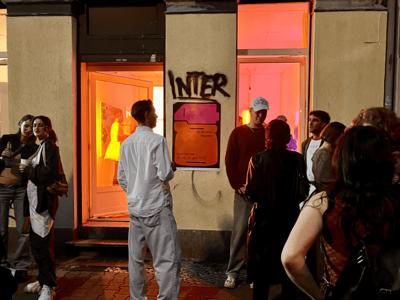 Besucher:innen draußen vor dem Studio bei 48 Stunden Neukölln 2025