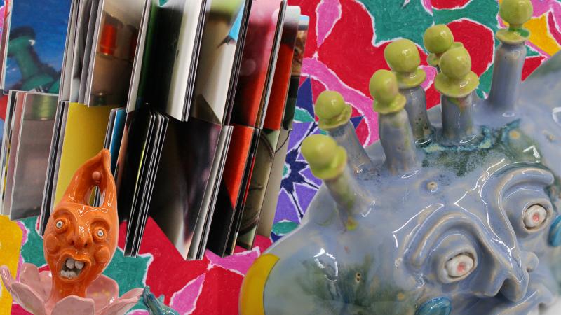 Elemente der Künstlerinnen, die Keramik und Buchbinde-Kunst zeigen. Eine Kollage aus Keramik-Monstern, einem bunten Hintergrund mit Kaleidoskop und einem Buchprojekt.  