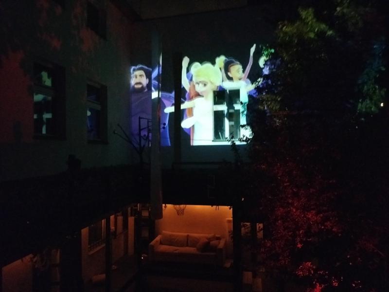 KI generierte Gestaten projiziert an einer Wand
