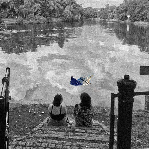 Mock Up der sinkenden C Star, ein Schiffsmodell im Landwehrkanal
