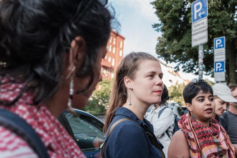 Das Foto zeigt eine Nahaufnahme der beiden Guides des Public History Walks auf der Sonnenallee.